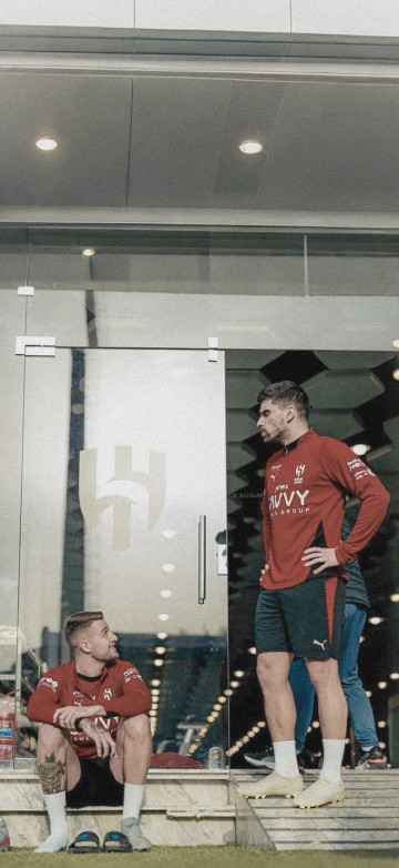 国际足联-拉爵缺钱放弃1500万签内维斯！曼联杯赛全灭亏半亿，冬窗恐无买卖